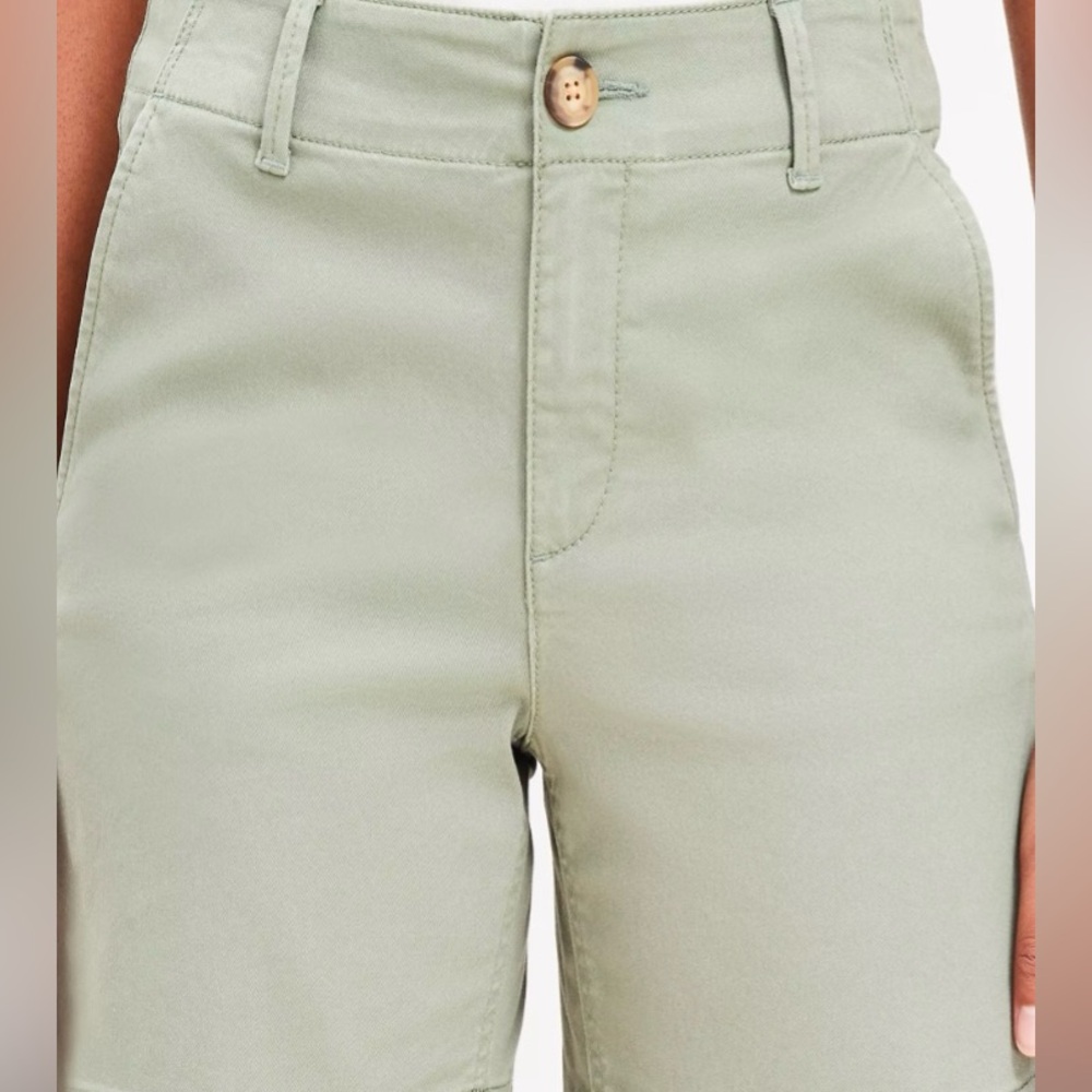 Loft 6 inch inseam army green twill shorts. Never worn, but no tags.